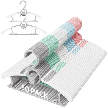 Imagem de Eunhdet Pacote com 50 cabides infantis para armário de berçário, cabides ajustáveis antiderrapantes para bebês com fivela à prova de vento, cabides de plástico para bebês de 28 a 35 cm, para meninos
