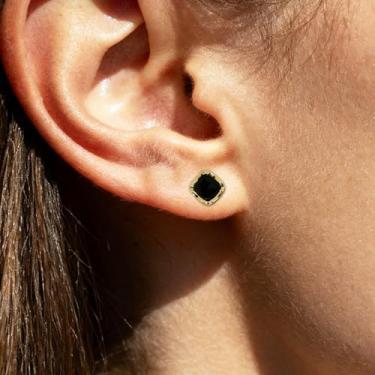 Imagem de Brincos pequenos quadrados para mulheres - Pino de botão esmaltado de cor pura, joia delicada perfurada