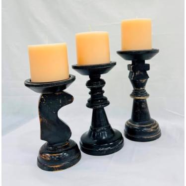 Imagem de Castiçais pretos de madeira para velas de pilar, castiçais de madeira de fazenda, decoração de mesa de centro de mesa, castiçais em forma de peças de xadrez (conjunto de 3) 16,5 x 19 x 20 cm,