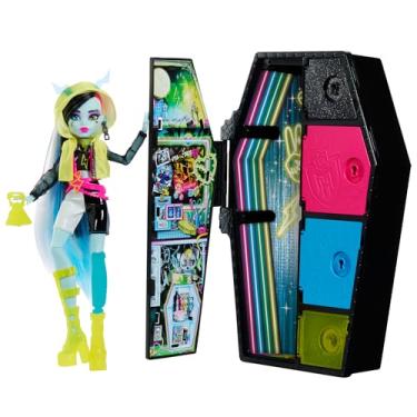 Imagem de Monster High Skulltimates Secrets Neon Frights Boneca Frankie Articulável com +19 Surpresas, Incluindo Acessórios que Brilham no Escuro