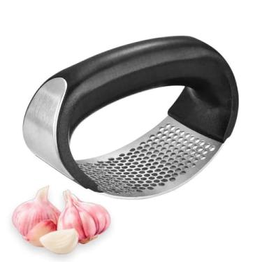 Imagem de Amassador de Alho Premium em Aço Inoxidável e Plástico 10cm, Preto e Prata para Uso na Cozinha