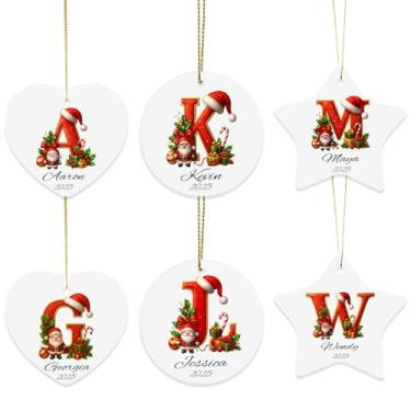 Imagem de 6 peças de enfeites de Natal personalizados 2025 com foto e inicial - Conjunto de enfeites de cerâmica dupla face A-Z - Presente com nome personalizado para decoração de árvore