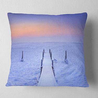 Imagem de Designart Jetty in Frozen Lake Ponte Marítima de madeira Holanda, sala de estar, sofá, almofada de alta qualidade + capa de almofada impressa em ambos os lados 45,72 cm x 45,72 cm