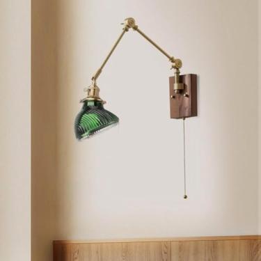 Imagem de Luminária de parede giratória de madeira com interruptor, luminária de parede de latão com cúpula de vidro verde, luminária de leitura de parede com braço ajustável, iluminação de parede vin