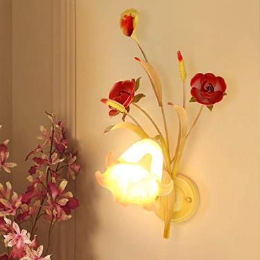 Imagem de Luminária de parede floral campestre com cúpula de vidro, estilo arandela de cabeceira em ferro com rosas vermelhas, ideal para quarto, sala de estar, corredor e varanda. 1 lâmpada.