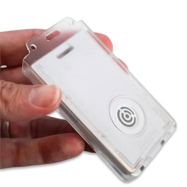 Imagem de Porta-crachá Centegix com orifício para professores – Comporta 1 ID escolar e 1 crachá de alarme Centegix V2 CrisisAlert – Visor vertical transparente de policarbonato resistente, orifício embutido