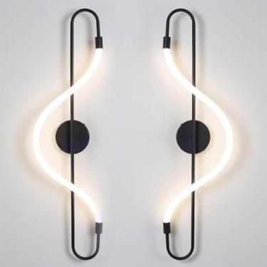 Imagem de Conjunto de duas arandelas de parede LED modernas e minimalistas, estilo linear, na cor preta. Ideais para banheiro, lavabo, sala de estar, sala de jantar e lareira.