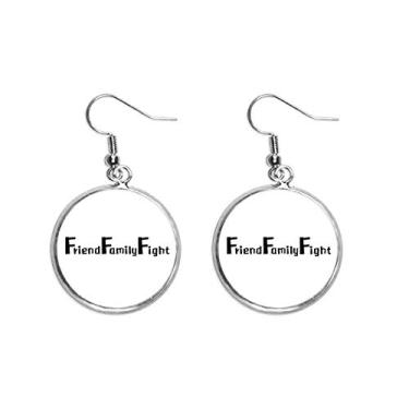 Imagem de Brinco com pingente de prata com frase "Friend", família e luta, joia feminina