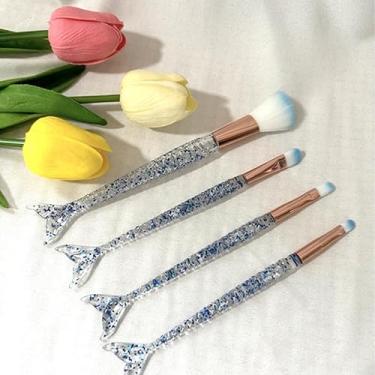Imagem de Conjunto de pincéis de maquiagem de sereia de 4 peças – cerdas macias, alças de cristal brilhante, ferramentas de beleza multiuso portáteis para base, blush, sombra – perfeito para casa, viagens e em