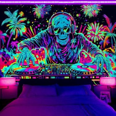 Imagem de BATRUG Tapeçaria de crânio gótico legal com luz negra, decoração de festa com luz negra de música de DJ reativa UV reativa, decoração de fundo de cartaz de música Let's Glow Skeleton Rock and Roll 204