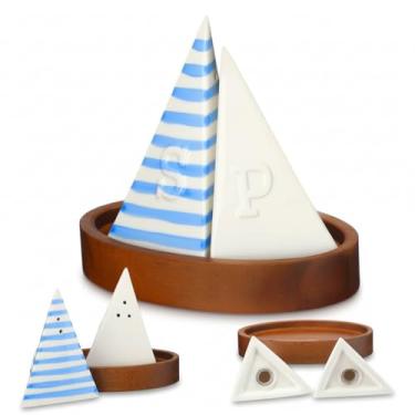 Imagem de Qinyoung Conjunto de saleiro e pimenteiro de veleiro azul e branco com bandeja de madeira, mesa de cozinha de 12 cm, móveis domésticos para festas temáticas náuticas, evento de verão
