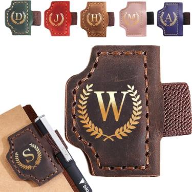 Imagem de Marcador de livro personalizado com suporte de caneta, marcador magnético de couro, 26 letras, presentes para amantes de livros, leitores, marcadores de livro de couro para homens e mulheres (café, W)