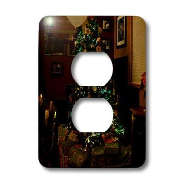 Imagem de 3dRose lsp_52625_6 Uma árvore de Natal iluminada com pontas de fibra óptica e presentes em toda a volta à noite 2 tampas de tomada