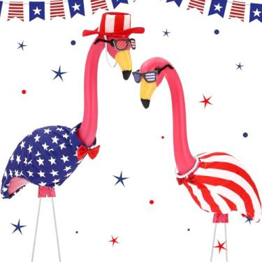 Imagem de Geelin Conjunto de 2 conjuntos de flamingos de jardim de 4 de julho para fantasia de flamingos de varanda de plástico ou cimento de 78,7 cm conjunto patriótico vermelho branco azul listras estrelas