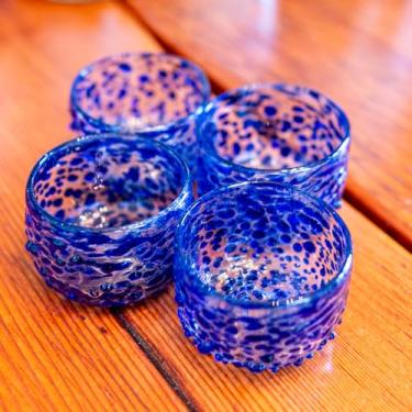 Imagem de PINYAS Copos Mezcal | Vidro soprado à mão, feito artesanalmente | Confetes azuis | Beber Copitas perfeitas para Mezcal ou Tequila | Conjunto de 4