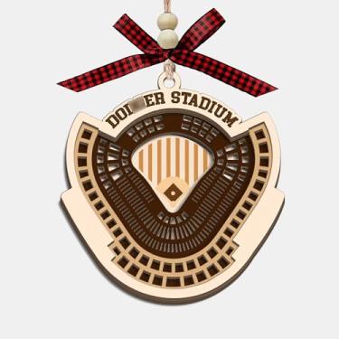 Imagem de CoCray66 Ornamento de madeira do estádio de Los Angeles, enfeite de árvore de Natal de madeira de 4 camadas do estádio de beisebol com laço vermelho e contas, presente de lembrança de viagem para