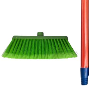 Imagem de Vassoura Sicilia com Cerdas Verdes e Cabo, para Limpeza Doméstica