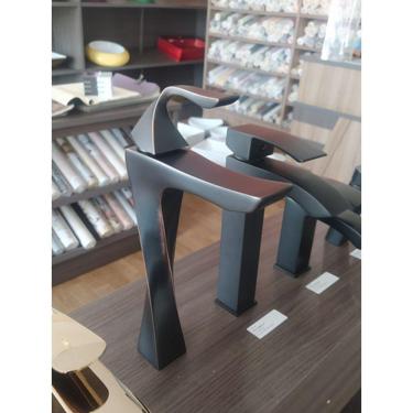 Imagem de Torneira Monocomando Preta Moderna Bica Alta