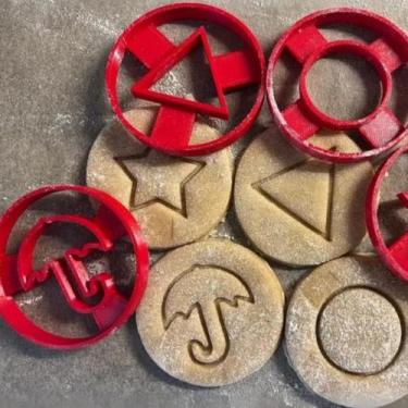 Imagem de 4 Cortador Biscoito Bolacha Round 6 Squid Game Série Netflix - Tamanho