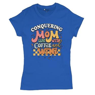 Imagem de Camiseta feminina Conquering Mom Life with Coffee and Wine na moda maternidade parentalidade família futebol Mama #Momlife, Azul, GG