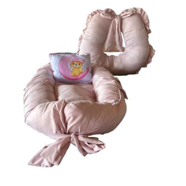 Imagem de Kit Ninho Redutor para Berço de Bebê com Travesseiro Anatômico + Almofada Amamentação para Amamentar com Babado 100% Poliéster Meninas -URSINHA ROSA