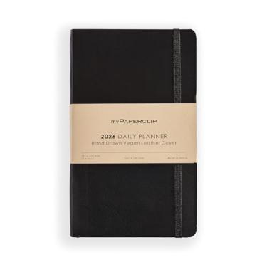 Imagem de myPAPERCLIP Agenda diária 2026 datada | Capa de couro vegano italiano, 384 páginas, 80 g/m2, médio (12,7 x 21 cm) | Flat Lay | Marcador de página e fecho elástico | Preto