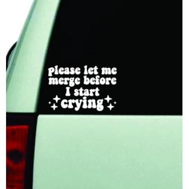 Imagem de Adesivo de parede Please Let Me Merge Before I Start Crying V2 vinil carro caminhão janela JDM pára-brisa retrovisor laptop citação engraçada homens corrida booty meninas mulheres fofa mãe mãe milf família crianças bebê bad bitch Sparkle Trendy Gen Z estética filha
