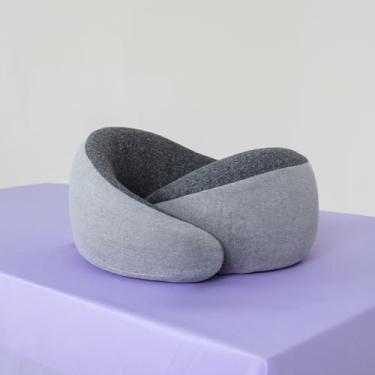 Imagem de Travesseiro de Viagem - Flow Cinza - I wanna sleep - Suporte Ergonômico Memory Foam, Compacto, Portátil e Versátil. Ideal para Viagens de Avião, Carro e Ônibus.