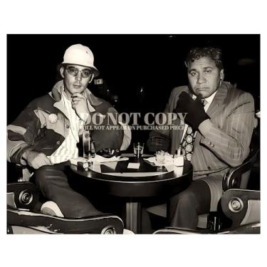 Imagem de Fotografia de Hunter S. Thompson e o advogado Oscar Zeta Acosta 28 x 35,5 cm | Retrato magnífico de 1971 | Imagem do medo e aversão na vida real em Las Vegas | Jornalismo Gonzo | 28 x 35 centímetros |