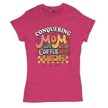 Imagem de Camiseta feminina Conquering Mom Life with Coffee and Wine na moda maternidade parentalidade família futebol Mama #Momlife, Rosa choque, P