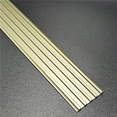 Imagem de Tiras largas da porta do limiar dos limiares, tiras de transição do assoalho da porta do metal, passos da escada para etapas de madeira, ouro do champanhe