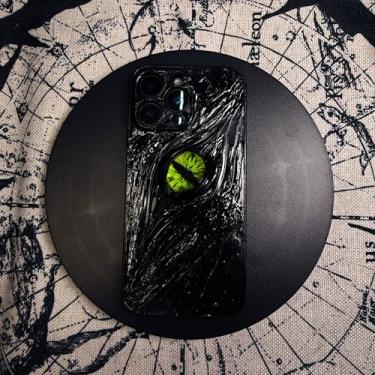 Imagem de Unitvbba Capa de telefone gótica 3D feita à mão com olho de monstro – Ajuste personalizado para todos os modelos de telefone – Exclusivo para fãs de terror, cosplay, amantes de estética escura (olhos