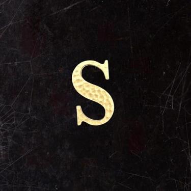 Imagem de BWRMHME Letras e números autoadesivos de latão sólido com textura de estria maleolar – Alfabeto de metal de 4,5 cm de ouro antigo para porta, parede, placa de sinalização de caixa de correio, rua e