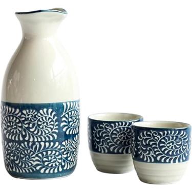 Imagem de JOEUQK Conjunto de copos de saquê japonês, design tradicional pintado à mão, porcelana, cerâmica, cerâmica, artesanato, taças de vinho, 3 peças