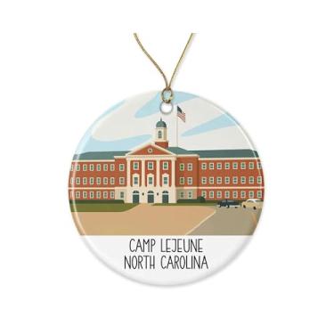 Imagem de Enfeite de cerâmica Camp Lejeune North Carolina - Design militar vintage com ilustração de base do Corpo de Fuzileiros Navais - Decoração de árvore de Natal patriótica - Ornamento de viagem retrô