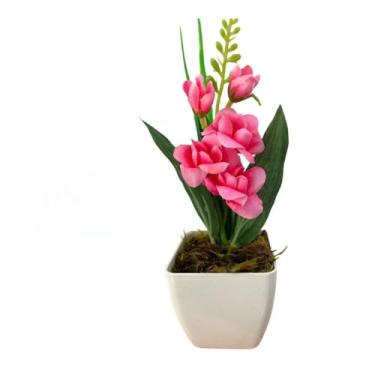 Imagem de Kit com 10 ou 20 Mini Arranjos de Flores Artificiais – Lembrancinhas para Casamento, Aniversário e Decoração com Vaso Acrílico Preto ou Branco(20 UN ROSA ESCURO,VASOS BRANCOS)