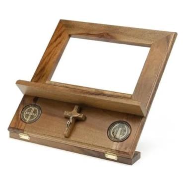 Imagem de Porta Bíblia em Madeira com Crucifixo e Medalha de São Bento – Regulável, 30x29cm