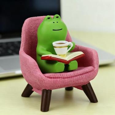 Imagem de Dylayos Estatueta de sapo de leitura com mini cadeira rosa, decoração de mesa, sapo de resina verde com livro e xícara de café, miniatura de 3,5 cm, presente de escritório