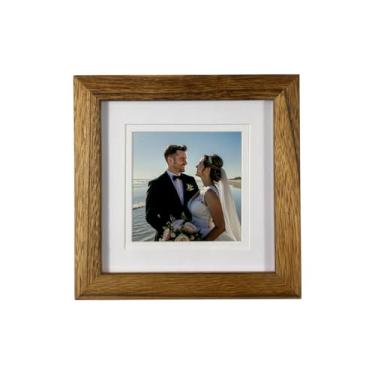 Imagem de Mekenluo Porta-retrato rústico retrô de madeira 12 x 12 cm com suporte de parede de acrílico e exibição de mesa, moldura feita à mão com tapete para exibição de fotos de formatura, imagem de família