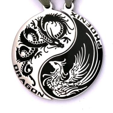 Imagem de Tapp Collections Conjunto de 2 colares com pingente de dragão Yin Yang, Pendant:1.18" x 1.18"; Necklace:18" long + 2” ext, Aço inoxidável, Sem Pedra Preciosa