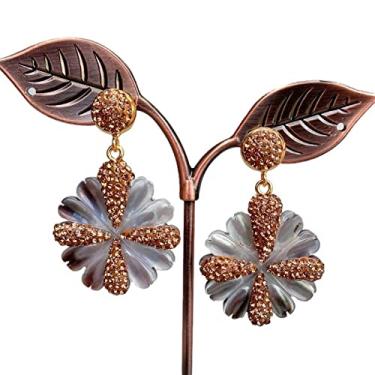 Imagem de Brincos pendentes naturais de 29 mm com flor esculpida em concha do mar negro e strass dourado