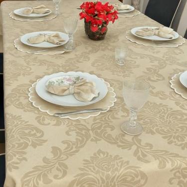 Imagem de Toalha de Mesa Jacquard Natal 4 e 6 Lugares – Elegância e Sofisticação para Suas Festas e Refeições(1,40X1,40,PALHA)