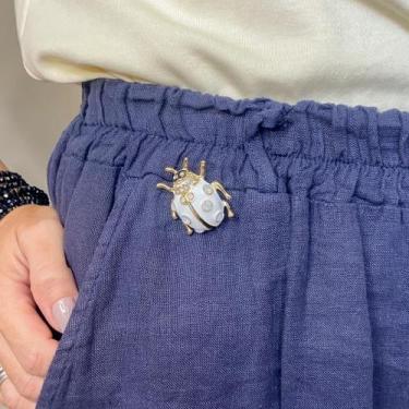 Imagem de Broche Joaninha Esmaltada Cor:Branco - Camila Vanni, Branco