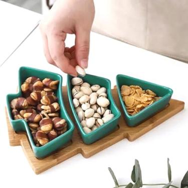 Imagem de Conjunto de pratos de árvore de Natal verde com lascas e molhos, prato de lanche de salada de Papai Noel de cerâmica de 28 cm com bandeja de bambu, aperitivo de porcelana removível para sobremesa,