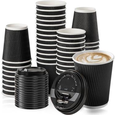 Imagem de [Pacote com 50] Copos quentes descartáveis com tampas – Copos de café de 355 ml com isolamento de parede dupla preta com tampa redoma preta – Copo de papel Kraft para bebidas de chocolate, chá e cacau