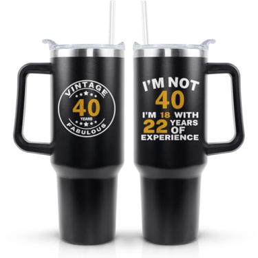 Imagem de Qeenking Presentes de aniversário de 40 anos para ele - Copo de aniversário para mulheres, homens, pai, mãe - Caneca de viagem de aço inoxidável de 1,134 g, garrafa de água com alça e canudo - As