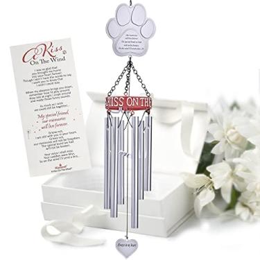 Imagem de Pet Memorial Wind Chime. Presente memorial de animal de estimação de 48 cm com impressão de pata de metal e cartão de poema sentimental "Um beijo no vento" para confortar um proprietário de cão ou gato sofrendo a perda do seu amado animal de estimação