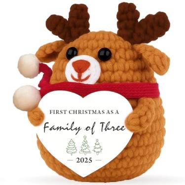 Imagem de Mini rena de crochê com cartão "Primeiro Natal como uma família de três" – Enfeite de Natal com cordão suspenso feito à mão, presente de lembrança de 2025 para novos pais, primeira decoração de