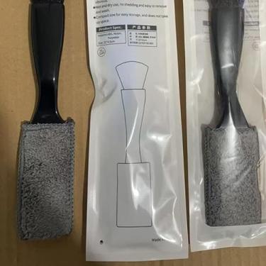 Imagem de 1 escova de cabeça dupla para interior de carro, ferramenta multifuncional de limpeza de lacunas com alça ergonômica para saídas de ar, fendas, porta-copos, preto