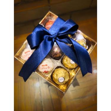 Imagem de Caixa Bombom Sortido Lindt e Ferrero Rocher Chocolate Branco, Ao Leite e Amargo (Azul Escuro, Tamanho total)